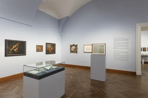 Ausstellungsraum mit Vitrine, Werke von Josef Ignaz Mildorfer