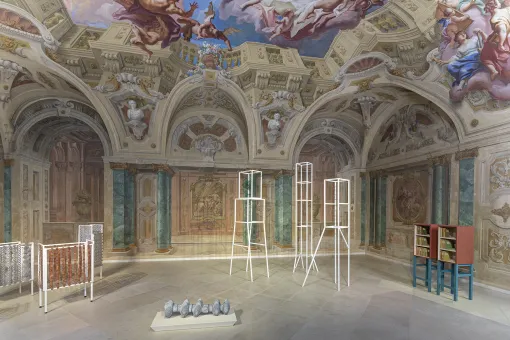 Metall-Objekte in einem barocken Raum mit Fresken