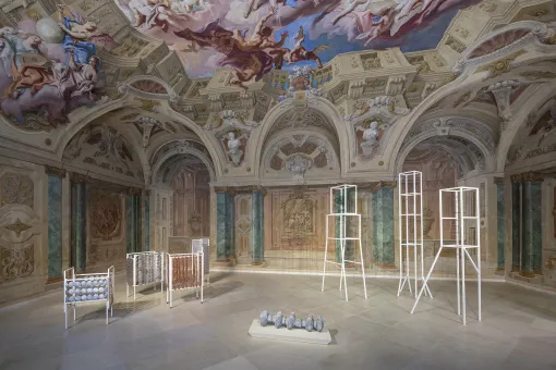 Metall-Objekte in einem barocken Raum mit Fresken