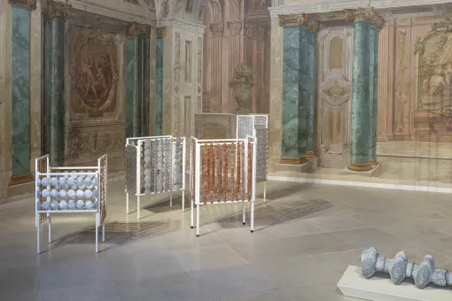Metall-Objekte in einem barocken Raum mit Fresken
