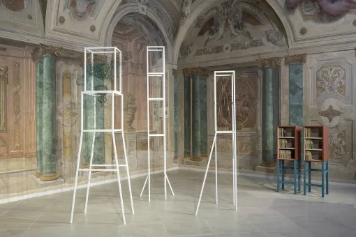 Metall-Objekte in einem barocken Raum mit Fresken