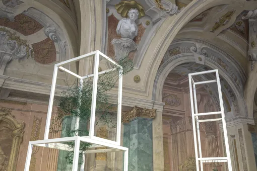 Metall-Objekte in einem barocken Raum mit Fresken