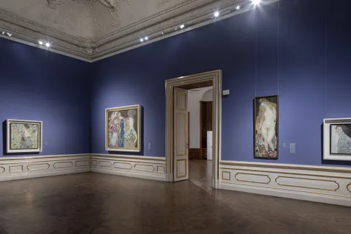 Barocker Raum mit Bildern an mittelblauen Wand