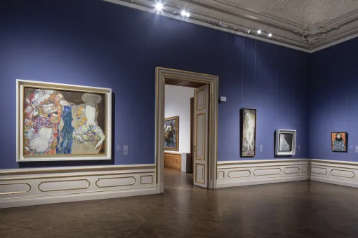 Barocker Raum mit Bildern an mittelblauen Wand