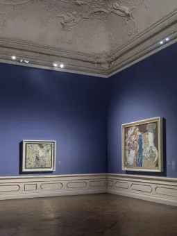 Barocker Raum mit Bildern an mittelblauen Wand