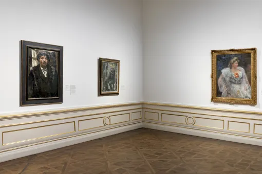 ein barocker Ausstellungsraum mit Bildern an der Wand