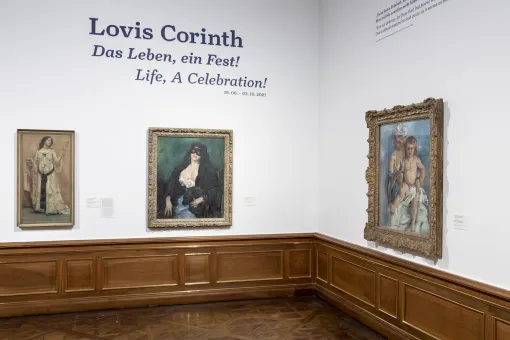 ein barocker Ausstellungsraum mit Bildern an der Wand