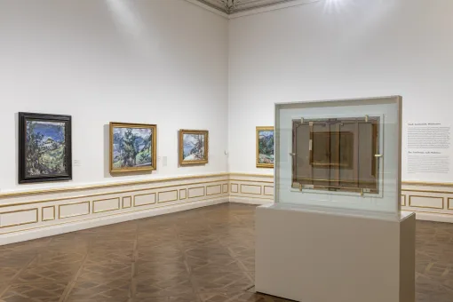 ein barocker Ausstellungsraum mit Bildern an der Wand