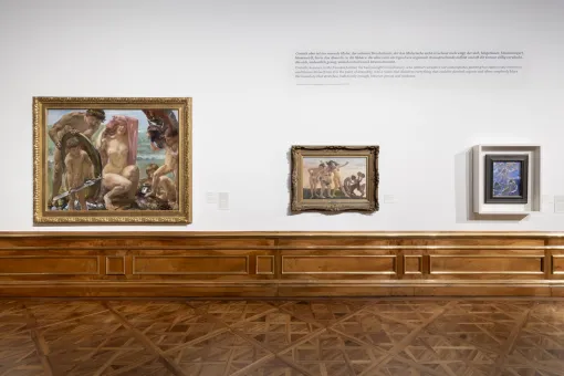 ein barocker Ausstellungsraum mit Bildern an der Wand