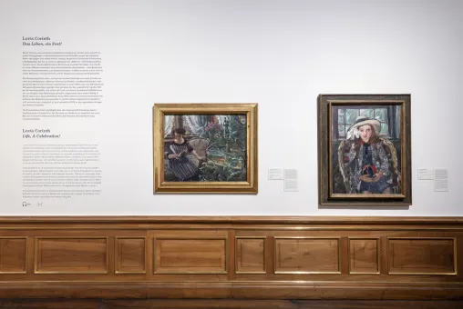 ein barocker Ausstellungsraum mit Bildern an der Wand