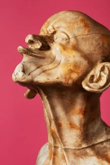 Büste aus braun geflecktem Alabaster auf pinken Hintergrund