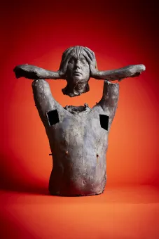 Skulptur eines männlichen Oberkörpers aus Wachs und Gips