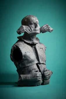 Skulptur eines männlichen Oberkörpers aus Wachs und Gips