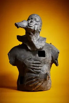 Skulptur eines männlichen Oberkörpers aus Wachs und Gips