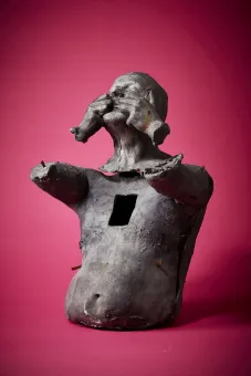 Skulptur eines männlichen Oberkörpers aus Wachs und Gips