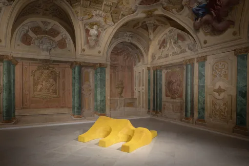 Installationsansicht "Lena Henke. Aldo Rossi’s Sleeping Elephant"