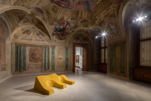 Installationsansicht "Lena Henke. Aldo Rossi’s Sleeping Elephant"