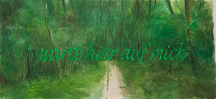 Schriftzug "warte hier auf mich" auf einem grünlichen, teilweise verschwommenen Hintergrund, der den Wald abbilden könnte,