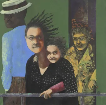 Personen mit teilweise wehendem Haar, die an einem Gitter stehen