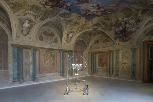 Mobile Lichtskulptur von Marina Faust im Carlone-Saal