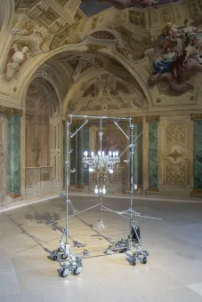 Mobile Lichtskulptur von Marina Faust im Carlone-Saal