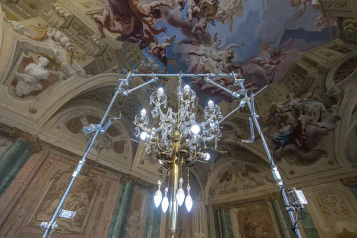 Mobile Lichtskulptur von Marina Faust im Carlone-Saal