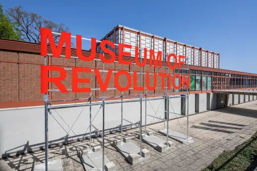 Roter Schriftzug "Museum of Revolution" vor Belvedere 21