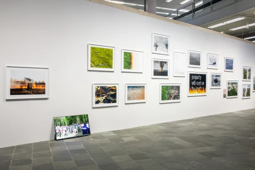 Ausstellungsansicht "Oliver Ressler. Dog Days Bite Back"