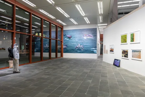 Ausstellungsansicht "Oliver Ressler. Dog Days Bite Back"