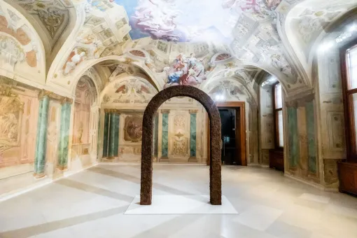 Installationsansicht "Ugo Rondinone. arched landscape"