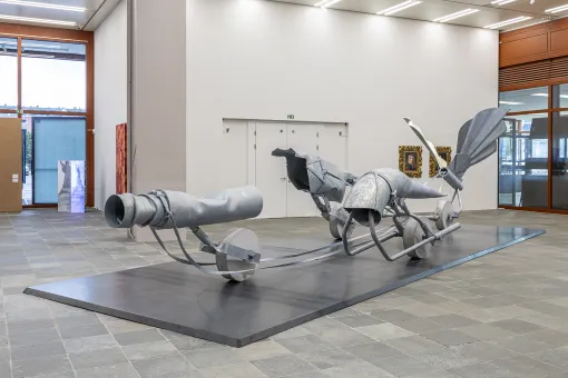 Skulptur von Toni Schmale, gefährt*innen