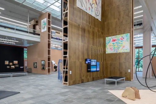 Ausstellungsansicht "STELLPROBE. Sammlungszugänge der letzten Dekade in einem Display von Heimo Zobernig"