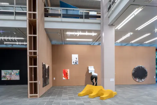 Ausstellungsansicht "STELLPROBE. Sammlungszugänge der letzten Dekade in einem Display von Heimo Zobernig"
