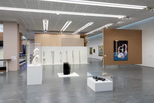 Ausstellungsansicht "STELLPROBE. Sammlungszugänge der letzten Dekade in einem Display von Heimo Zobernig"