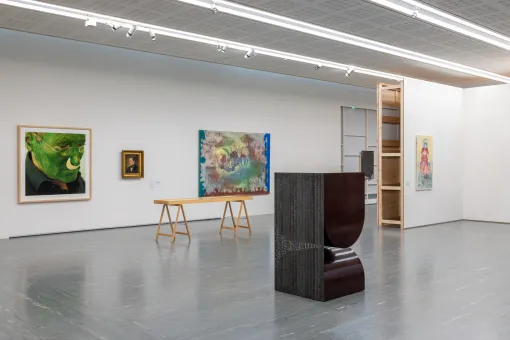 Ausstellungsansicht "STELLPROBE. Sammlungszugänge der letzten Dekade in einem Display von Heimo Zobernig"
