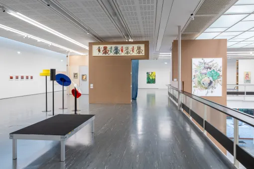 Ausstellungsansicht "STELLPROBE. Sammlungszugänge der letzten Dekade in einem Display von Heimo Zobernig"
