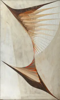 Abstraktes Gemälde in hellen Beige-, Weiß- und Brauntönen. Zwei spiegelbildlich angeordnete, flügelartige Formen verlaufen diagonal durch das Bild und treffen sich in einer schmalen, gedrehten Mitte. Die Formen bestehen aus vielen transparenten, übereinanderliegenden Linien und Flächen, die an Federn, Segel oder die Bewegungsbahnen von Flügeln erinnern. Akzente in Orange und Rot betonen die Dynamik. Die Komposition vermittelt Leichtigkeit, Rotation und die Vorstellung von Flug oder Bewegung im Raum.