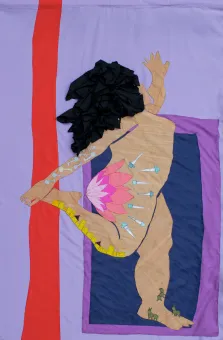 Textilarbeit mit einer stilisierten menschlichen Figur mit angewinkeltem Bein. Die Figur ist aus verschiedenfarbigen Stoffen zusammengesetzt und vor einem geometrisch gegliederten Hintergrund in Violett-, Blau- und Rottönen dargestellt. Schwarzer Stoff bildet das Haar, während applizierte Formen und Muster den Körper und die Kleidung strukturieren.