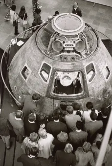 Peter Baum  "Apollo 10" in Wien. Ausstellungseröffnung "Der  Mensch im Weltraum, 1970  Barytabzug  60 x42 cm  Belvedere, Wien