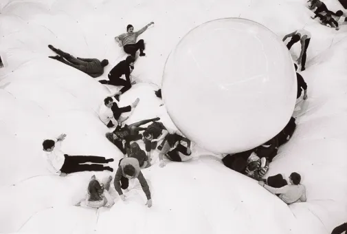 Peter Baum  Haus-Rucker-Co: "LIVE", Ausstellungseröffnung,  7. Februar 1970, 1970  Barytabzug  60 x42 cm  Belvedere, Wien