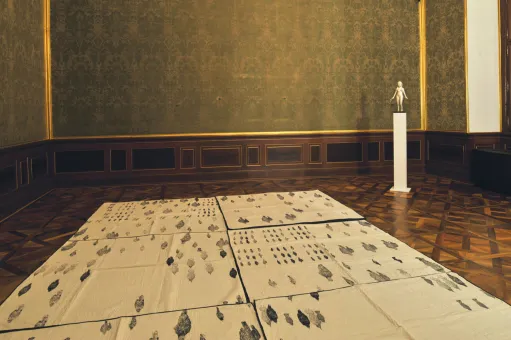 Feinsilber (Figur), Bronze (Basis), ca. 52,7 x 27,9 x 14 cm  Siebdrucktinte auf Steppdecke, je 170 x 159 cm