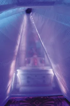 Luftpolsterfolie, Stahlseil, programmierte Farbleuchten  198 x 345 x 635 cm 