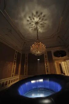 Complain-Folie, verschweißt, mit Luft und Wasser gefüllt,  überzogen mit einem textilen Netz, Scheinwerfer, Duft  450 x 450 x 120160 cm