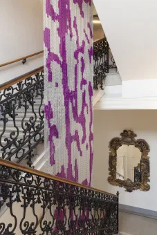 Silberne und violette Ketten aus Aluminium  178.875 Kettenglieder, 3,4 km Gesamtlänge  2700 x 160 cm, 43 m², 130 kg