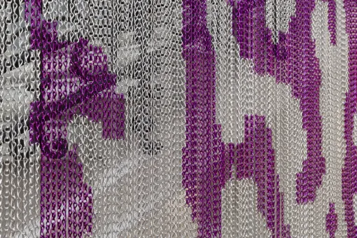 Silberne und violette Ketten aus Aluminium   178.875 Kettenglieder, 3,4 km Gesamtlänge  2700 x 160 cm, 43 m², 130 kg