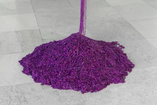 Schwarze und violette Kette aus Aluminium   110.616 Kettenglieder, davon 10.502 Primzahlen   2,1 km Gesamtlänge 