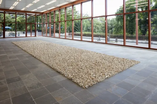 100,000 antique ceramic spouts from the Song to Qing dynasties;  Installation size: 1400 x 400 cm  