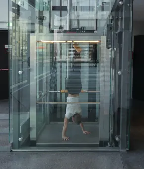 Videoinstallation, 5-Kanal-4K-Video, Farbe, Ton, 19:05:04 Min. 