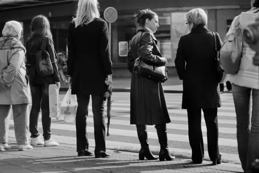 Fotodokumentation einer Intervention im öffentlichen Raum (Belgrad, Sept.  Nov. 2009)  Schwarz-Weiß-Fotografie, 43 × 67 cm    