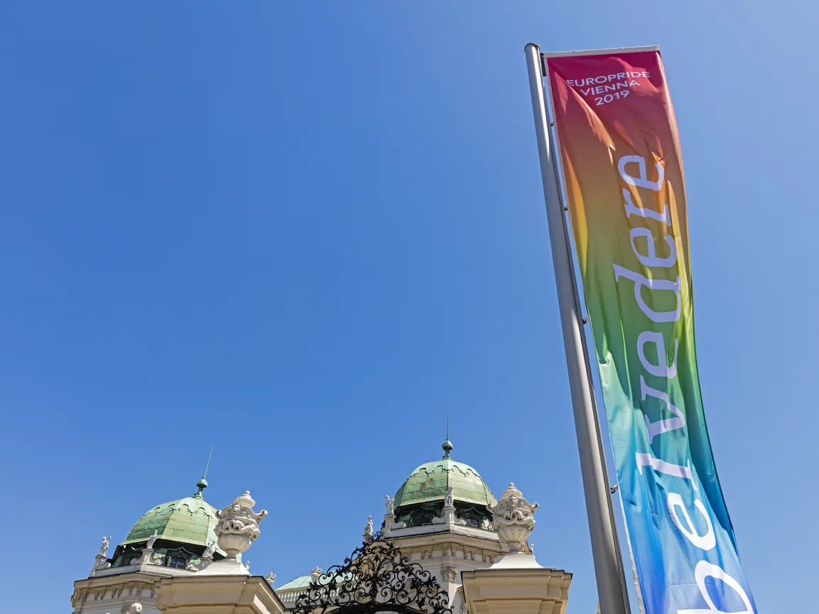 Regebogenfahnen vor dem Oberen Belvedere 